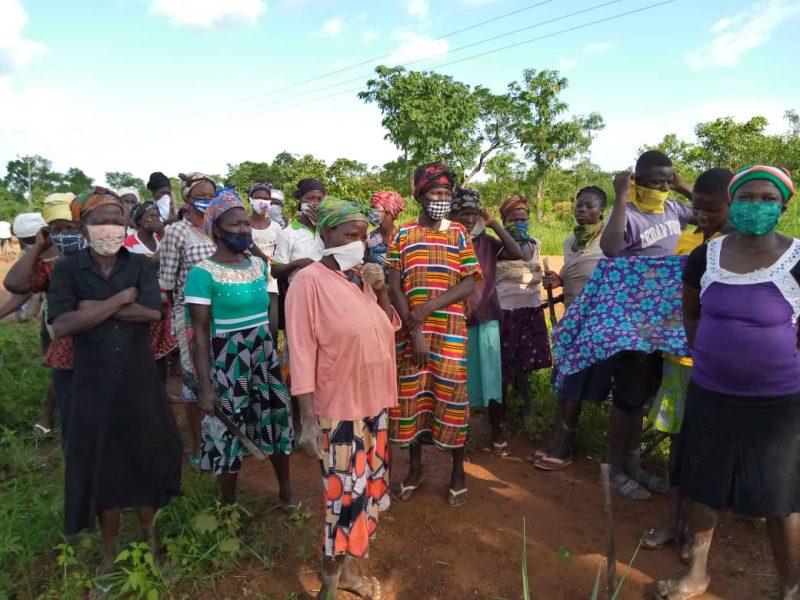 Group portrait of women farmers participating in the 4R Solutions project